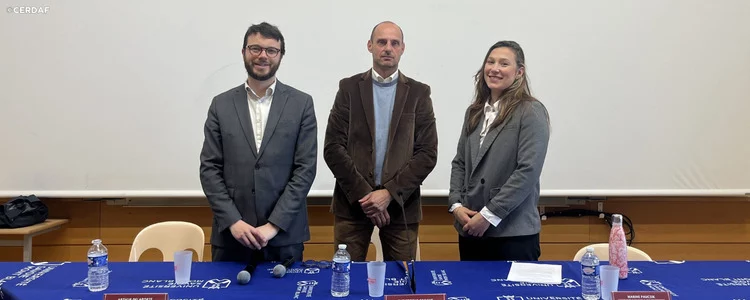 Participants à une table ronde organisée à l’Université Savoie Mont Blanc discutant des enjeux liés à la communication, au bien-être et à l’usage des réseaux sociaux.